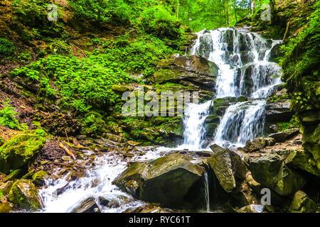 Shypit Wald Rock Wasserfall frontale Ansicht in den ukrainischen Karpaten. Stockfoto