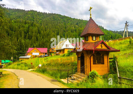 Synevir Nationalpark Lake Christlich-orthodoxen Kapelle der heiligen Apostel Petrus und Paulus in der Ukrainischen Karpaten. Stockfoto