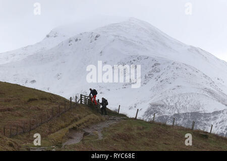 Wanderer machen sich auf den Weg entlang der Ben Nevis Bergweg in Schottland. Ein junger Kletterer ist für ernsthafte Verletzungen behandelt nach einem Lawinenabgang auf den höchsten Berg der britischen "ausgelöscht", eine Kletterwand, Partei, drei von ihnen zu töten. Stockfoto