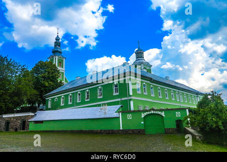 Mukachevo Sankt Nikolaus Kloster Bemerkenswerte grüne Wände und Glockenturm der Kirche anzeigen Stockfoto