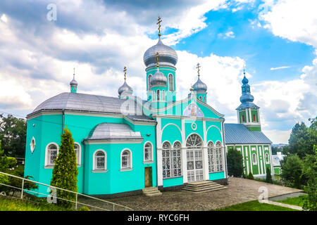 Mukachevo Sankt Nikolaus Kloster Kapelle Kirche Seitenansicht mit Kathedrale im Hintergrund Stockfoto