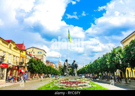 Mukachevo hll. Cyrill und Methodius Square Denkmal Frontalansicht mit ukrainischen Wehende Flagge Stockfoto