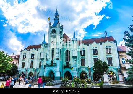 Mukachevo hll. Cyrill und Methodius Square Ratusha Rathaus Frontal Seitenansicht Stockfoto