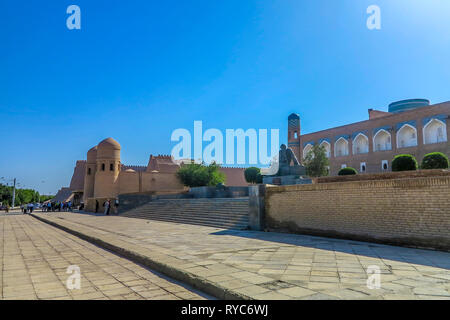 Chiwa Altstadt Muhammad Ibn Musa Al-Khorezmi Statue mit West Gate Ota Darvoza anzeigen Stockfoto