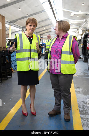 Erster Minister Nicola Sturgeon mit General Manager der Produktion und Engineering Angela Horn (rechts) bei einem Besuch in Alliierte Fahrzeuge Ltd. in Glasgow, wo Autos umgewandelt werden und geändert, um sie mit dem Rollstuhl zugänglich. Stockfoto