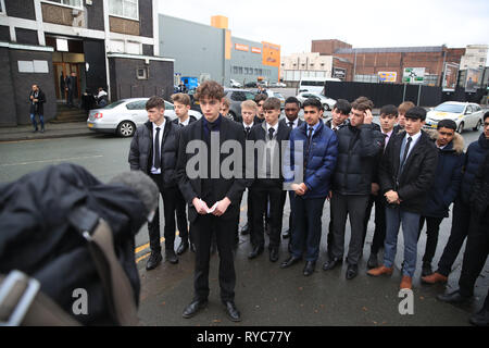 Robin Tetlow-Shooter, heißt es in einer Erklärung im Namen der Schüler aus Manchester Grammar School, vor dem Begräbnis des 17-jährigen Yousef Makki aus Burnage im Dar Al Hadi Foundation, in Manchester. Der Jugendliche wurde zum Tod in Hale Barns erstochen, in der Nähe von Altrincham am Samstag den 3. Stockfoto