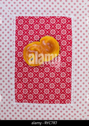 Safranbrötchen auf gemusterter Baumwolle Stockfoto