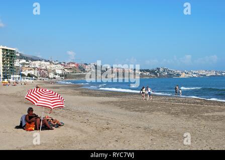 Touristen entspannen am Strand mit Hotels und Apartments an der Rückseite in die Torre Blanca, Fuengirola, Costa del Sol, Andalusien, Spanien, Europa. Stockfoto