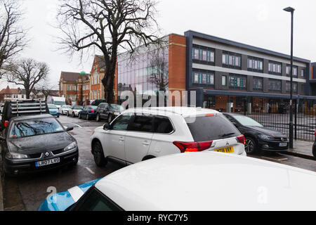 Geparkten Autos gefährlich/schlecht/illegal/Doppelzimmer/Doppelzimmer mit Warnblinkanlage während der Schule laufen Drop off/Sammlung UK blinken geparkt Stockfoto