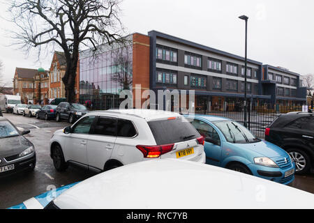 Geparkten Autos gefährlich/schlecht/illegal/Doppelzimmer/Doppelzimmer mit Warnblinkanlage während der Schule laufen Drop off/Sammlung UK blinken geparkt Stockfoto