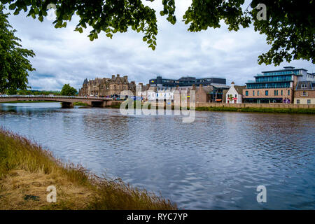 Den Fluss Ness fließt durch The Highland Capital, Inverness, Schottland Stockfoto