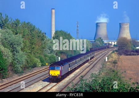 Eine Klasse 57 Diesellok Reihe 57601 Köpfe West mit einem First Great Western, während im Hintergrund ein MGR geladen mit Importkohle wartet der Power Station einzugeben. In der Nähe von Milton Didcot. 23. April 2002. Stockfoto