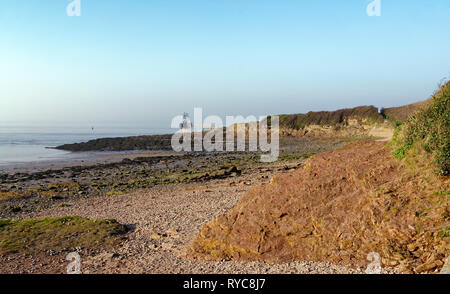 Woodhill Bay & Battery Point bei Ebbe mit Portishead Punkt oder Battery Point Lighthouse gebaut 1931 Portishead, North Somerset, VEREINIGTES KÖNIGREICH Stockfoto