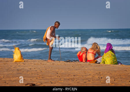 Ein Inder an einem Strand in Indien betteln Stockfoto