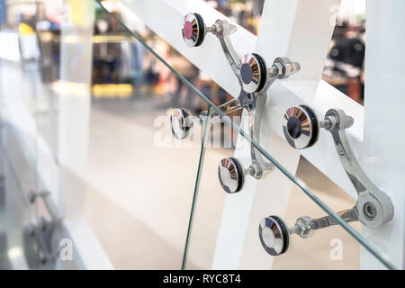 Glas Fassaden und Wände. Verbindungselemente aus Metall. Selektiver Fokus Stockfoto