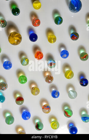 Glas Kugeln und Schatten auf Tisch Stockfoto