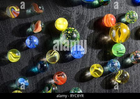 Glas Kugeln und Schatten auf Tisch Stockfoto