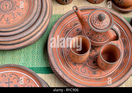 Ansicht von oben in der Nähe von wunderschönen Gujarati Khavda terracotta Keramik irdenes Geschirr Kaffee Tassen, Wasserkocher und Fach an einem strassenrand Ausstellung abgewürgt. Stockfoto