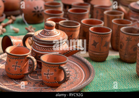 Ansicht von oben in der Nähe von wunderschönen Gujarati Khavda terracotta Keramik irdenes Geschirr Kaffee Tassen, Wasserkocher und Fach an einem strassenrand Ausstellung abgewürgt. Stockfoto