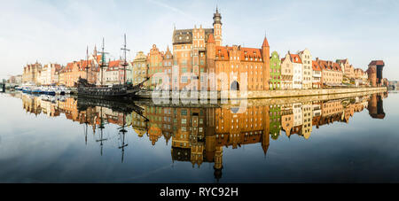 Panorama der Długie Pobrzeże mit schwarzer Perle Schiff (Czarna Perła Statek), St. Mary's Gate (Brama Mariacka) und dem Kran (ŻURAW), Danzig, Polen Stockfoto