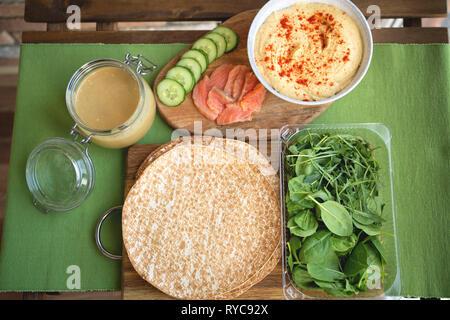 Gesunden Wraps mit Lachs und Kichererbsen zum Mittagessen. Liebe für eine gesunde Ernährung-Konzept Stockfoto