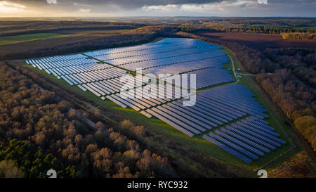 Große solar power Array auf landwirtschaftlichen Flächen Stockfoto