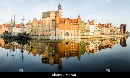 Panorama der Długie Pobrzeże mit schwarzer Perle Schiff (Czarna Perła Statek), St. Mary's Gate (Brama Mariacka) und dem Kran (ŻURAW), Danzig, Polen Stockfoto