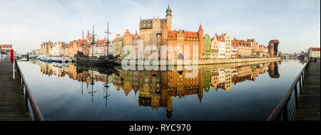 Panorama der Długie Pobrzeże mit schwarzer Perle Schiff (Czarna Perła Statek), St. Mary's Gate (Brama Mariacka) und dem Kran (ŻURAW), Danzig, Polen Stockfoto