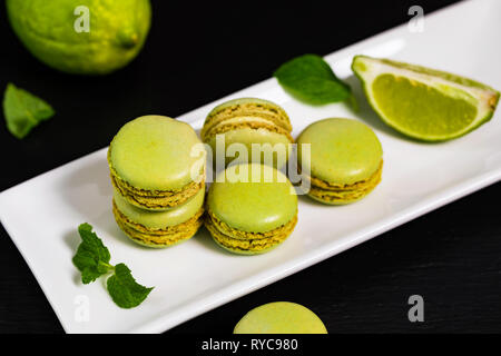 Makaron mit Limette und Minze und aromatisierter grüner Farbe. Selektiver Fokus. Stockfoto