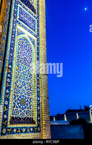 Samarkand Gur-e Amir komplexe Mausoleum blauen Kacheln Ornament Fassade mit Halbmond in der Nacht Stockfoto