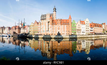 Panorama der Długie Pobrzeże mit schwarzer Perle Schiff (Czarna Perła Statek), St. Mary's Gate (Brama Mariacka), Danzig, Polen Stockfoto