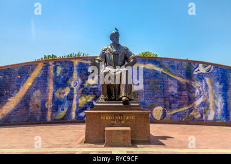 Samarkand Ulugh Beg Informationsstelle Statue frontale Sicht Stockfoto