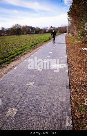 Die erste Solarenergie Radweg in Deutschland in Erftstadt-Liblar bei Köln, 90 Meter langen Teststrecke der Firma Solmove.Der erste Solarenergi Stockfoto