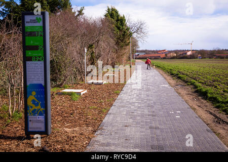 Die erste Solarenergie Radweg in Deutschland in Erftstadt-Liblar bei Köln, 90 Meter langen Teststrecke der Firma Solmove.Der erste Solarenergi Stockfoto