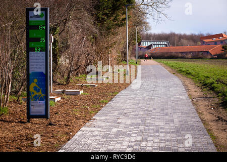 Die erste Solarenergie Radweg in Deutschland in Erftstadt-Liblar bei Köln, 90 Meter langen Teststrecke der Firma Solmove.Der erste Solarenergi Stockfoto