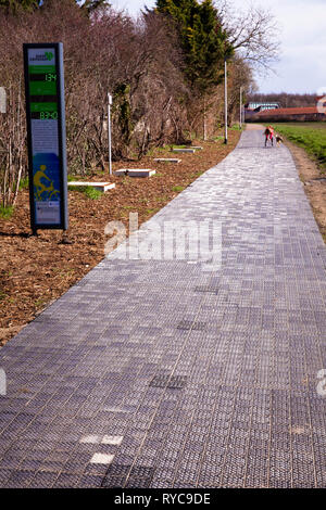 Die erste Solarenergie Radweg in Deutschland in Erftstadt-Liblar bei Köln, 90 Meter langen Teststrecke der Firma Solmove.Der erste Solarenergi Stockfoto
