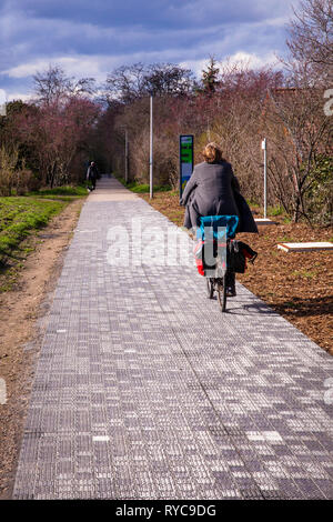 Die erste Solarenergie Radweg in Deutschland in Erftstadt-Liblar bei Köln, 90 Meter langen Teststrecke der Firma Solmove.Der erste Solarenergi Stockfoto
