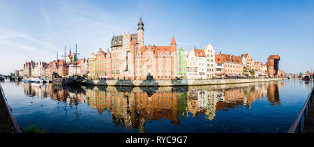 Panorama der Długie Pobrzeże mit schwarzer Perle Schiff (Czarna Perła Statek), St. Mary's Gate (Brama Mariacka) und dem Kran (ŻURAW), Danzig, Polen Stockfoto