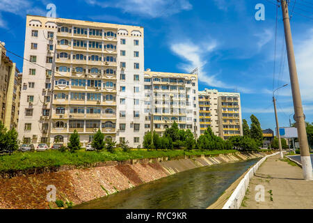 Taschkent gemeinsame sowjetische Architektur Apartment Gebäuden neben Salar Fluss Stockfoto