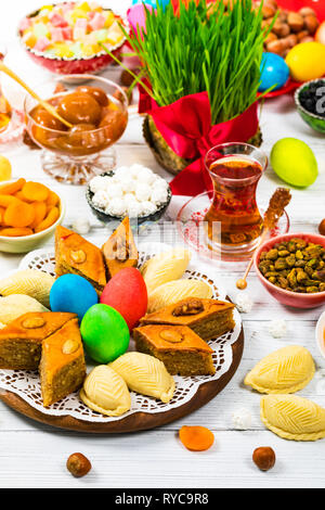 Bunte eier, Weizen Federn und süßes Gebäck für nowruz Urlaub in Aserbaidschan Stockfoto