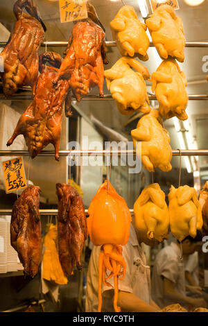 Hong Kong, China: 04. Dezember 2008 - Hühner und Enten, die in das Fenster einer Gaststätte auf den Märkten der westlichen Hong Kong in Sheung Wan. Stockfoto