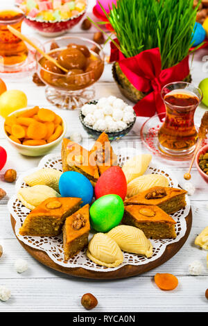 Bunte eier, Weizen Federn und süßes Gebäck für nowruz Urlaub in Aserbaidschan Stockfoto