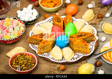 Bunte eier, Weizen Federn und süßes Gebäck für nowruz Urlaub in Aserbaidschan Stockfoto