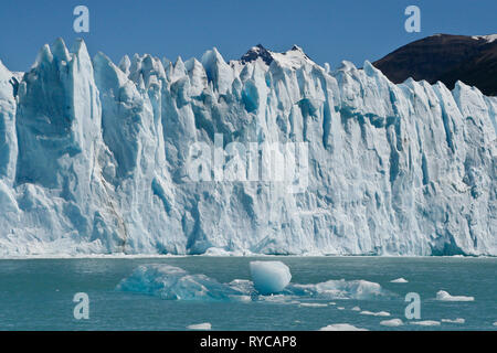 Der Perito Moreno Gletscher ist ein Gletscher im Los Glaciares Nationalpark in der Provinz Santa Cruz, Argentinien. Stockfoto