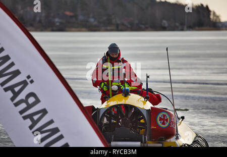 Öffnen hovercraft der Schwedischen Sea Rescue Gesellschaft auf dem Eis des Sees Malaren, Sigtuna, Schweden, Skandinavien Stockfoto