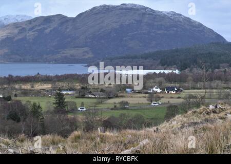 Scottish Sea Farmen Gebäude in der Einstellung von Loch Creran, cregan Hill und Barcaldine Dorf. Stockfoto