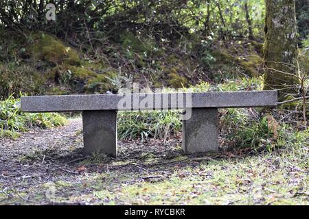 Marmor Sitz in der Nähe der Hauptstraße auf dem Sustrans National Cycle Network in der Nähe des ehemaligen Sea Life Center an Barcaldine gelegen. Mit Blick auf Loch Creran. Stockfoto