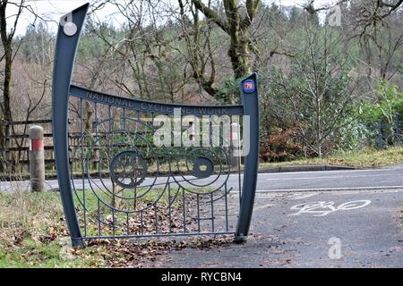 Eingang schranke Schiene und Poller an der Kreuzung mit der Hauptstraße auf dem Sustrans National Cycle Network in der Nähe des ehemaligen Sea Life Center an barcaldine. Stockfoto