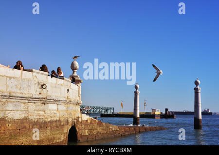 Cais das Colunas in Praca Comercio - Kommerzielle Platz am Ufer des Tejo (Rio Tejo) in Lissabon, Portugal. Stockfoto