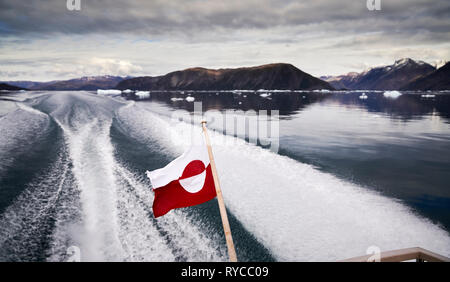 Grönländischer Flagge, und Wake on Eiriksfjordur, Südgrönland Stockfoto